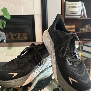 Hoka - One One Arahi 6 a black & gray Women’s 10 - EUC